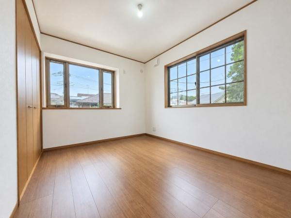 横浜市瀬谷区二ツ橋町の中古一戸建の洋室|広さも十分で窓からの光が嬉しい洋室です。