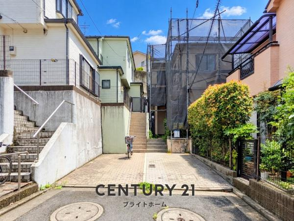 横浜市鶴見区馬場５丁目の中古一戸建の前面道路含む現地写真|陽当りの良さが伝わります。
是非一度、現地へ起こしください。

