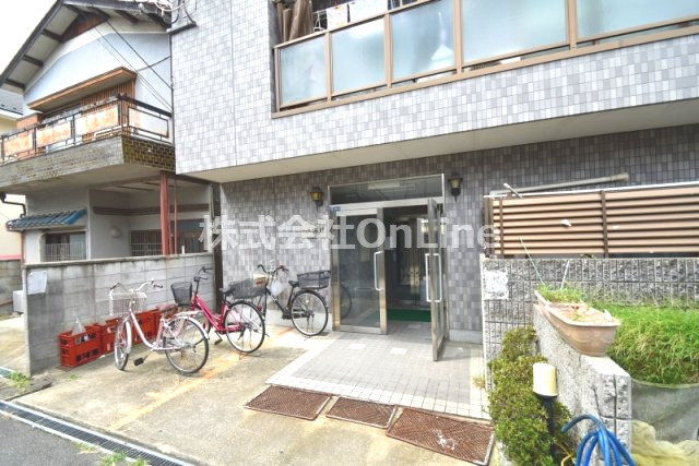 東大阪市大蓮南１丁目の賃貸マンションのエントランス