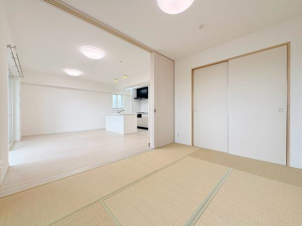 ライフレビュー本厚木フォートレスの和室|和室６帖！リビングに繋がるお部屋で広く使うことも可動式扉を閉めて区切ることもできます♪