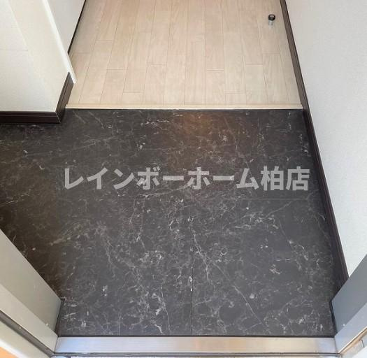 特典：仲介手数料が無料です!!の玄関|明るい玄関です