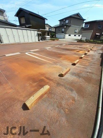 クレメントⅢの駐車場