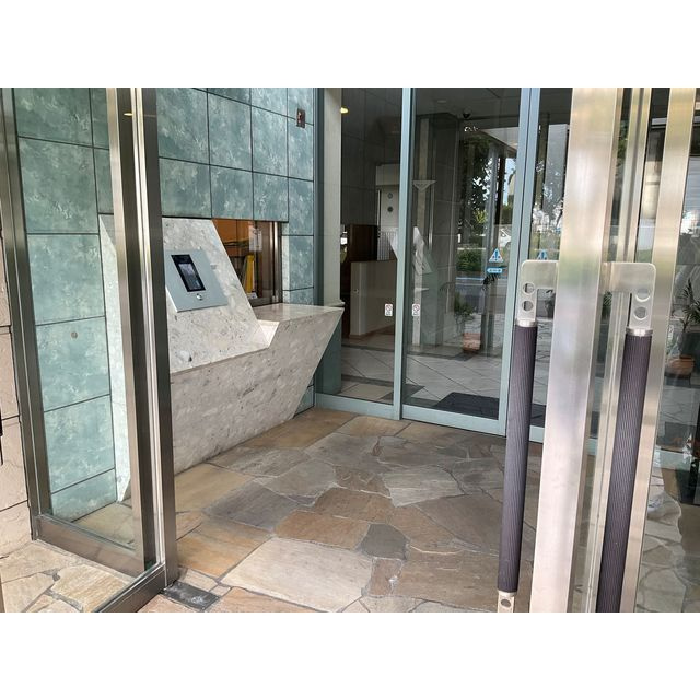 ファミリーフィールズ大宮壱番館のエントランス