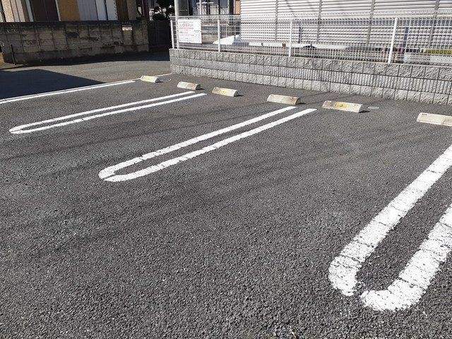 フォンターナ　Ⅱの駐車場