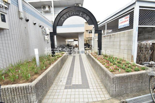 東大阪市上小阪２丁目の賃貸マンションのエントランス