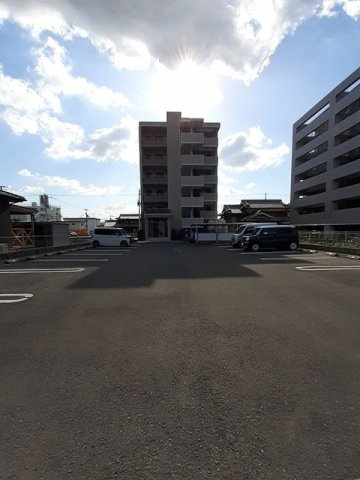 ルミエール山越の駐車場