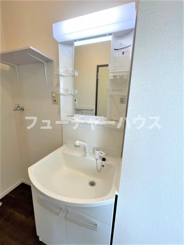 旭台アーバンハイツ　D棟の洗面所|※写真は201のもの