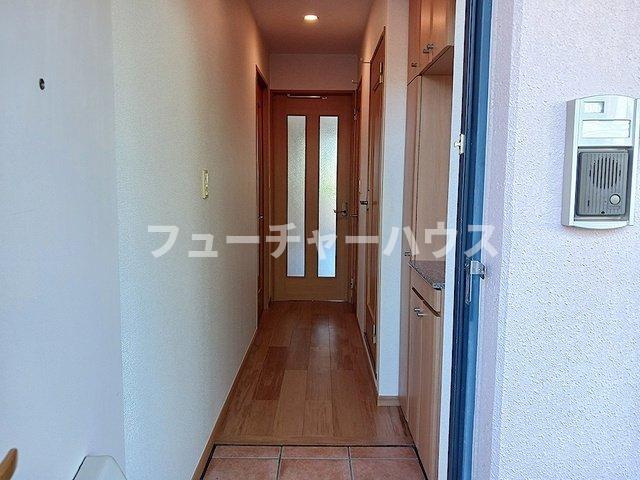 エストレーノ見川１００の玄関