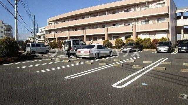 エストレーノ見川１００の駐車場
