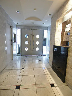 千代田区神田司町２丁目の賃貸マンションのエントランス