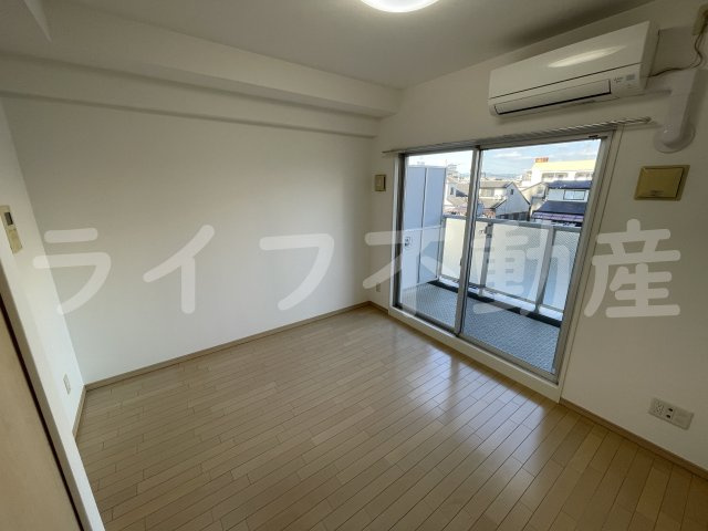 グランシス高井田の洋室|落ち着いた色調の洋室です