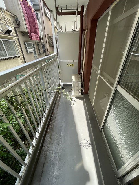 尼崎市久々知２丁目のアパートのバルコニー