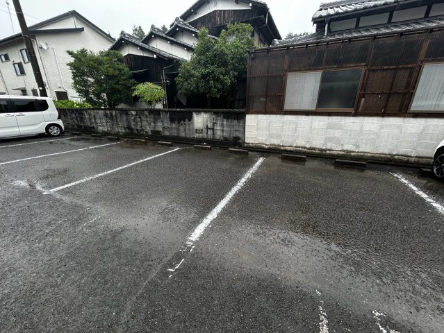 シャルマン舟山B棟の駐車場