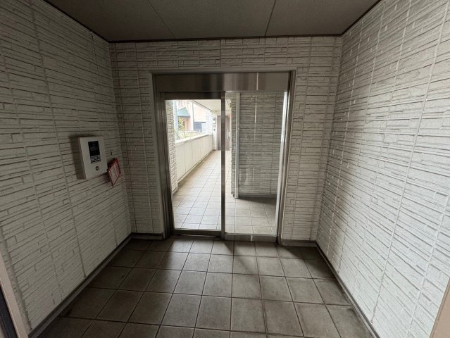 川崎市麻生区上麻生５丁目の賃貸マンションのエントランス