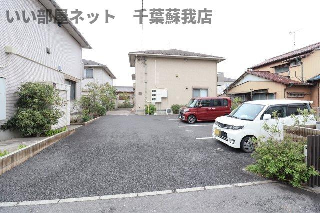 エルメゾン・エイザA棟の駐車場|駐車場があるので、車を買う予定の方も安心です