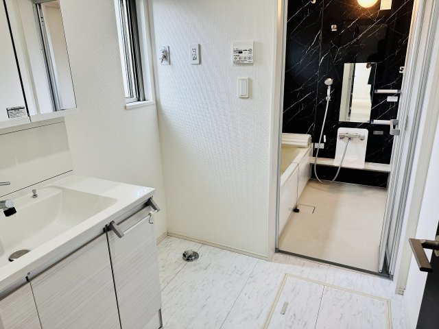 八王子市　緑町　中古戸建ての脱衣所|～窓付きで明るい洗面所　換気もしやすいです～