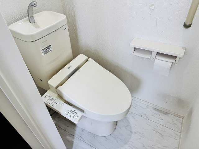 八王子市　緑町　中古戸建てのトイレ|～暖房温水洗浄機能付きトイレ　冬場は特に嬉しい機能ですね～