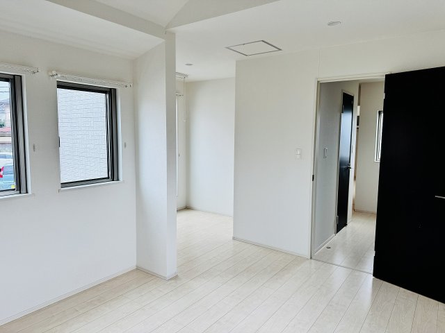 八王子市　緑町　中古戸建ての寝室|～2階10.0帖の主寝室　ベッドなど大型家具のレイアウトもしやすい広さです～