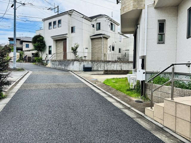 八王子市　緑町　中古戸建ての前面道路含む現地写真|～東側4ｍ道路に面しています～