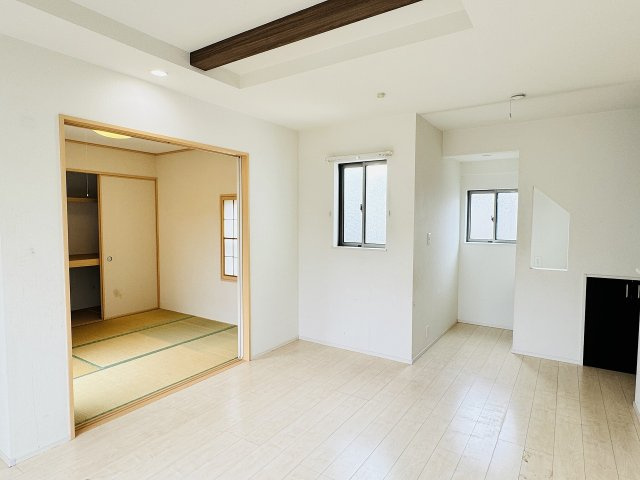 八王子市　緑町　中古戸建ての居間・リビング|～15.0帖の明るいLDKで家族団欒の時間をお過ごしいただけます～