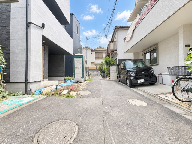 大田区西蒲田1丁目　新築戸建の前面道路含む現地写真|2026.08.30撮影

現地ご見学希望・資料請求などお気軽にお問い合わせ下さい！
03-5990-5201