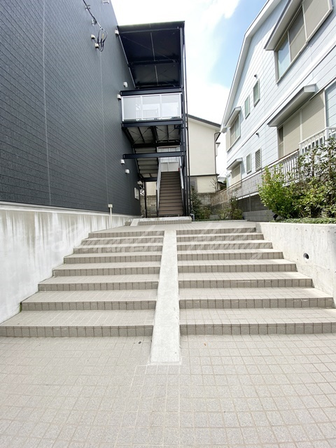藤沢市弥勒寺１丁目の賃貸マンションのエントランス