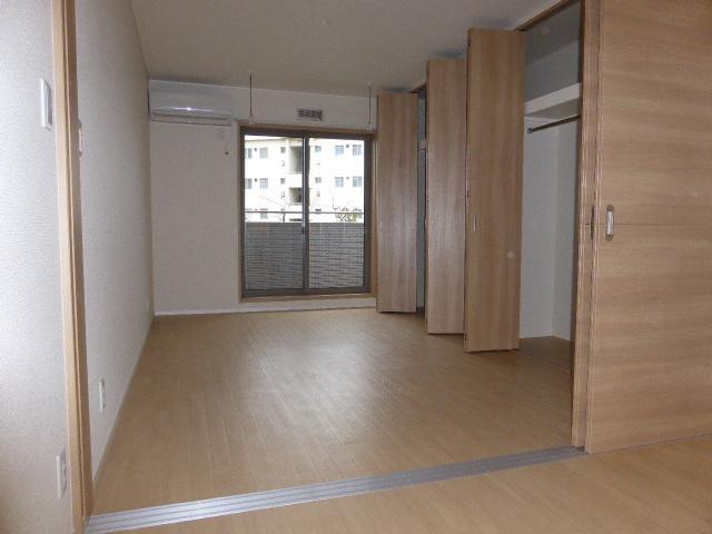 茅ヶ崎市赤松町のアパートの居間・リビング