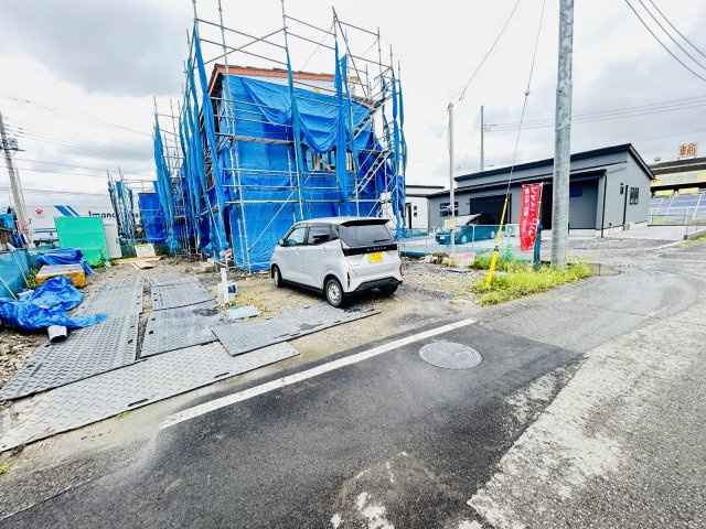 新築　渋川市半田　4号棟の駐車場|現地写真　駐車スペースは建物南側に並列2台分可能です！