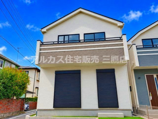 調布市深大寺北町6丁目 中央線 三鷹駅 新築戸建の外観|建物の正面ショット。切妻屋根とスタイリッシュなデザインが印象的な、洗練された住まいです。