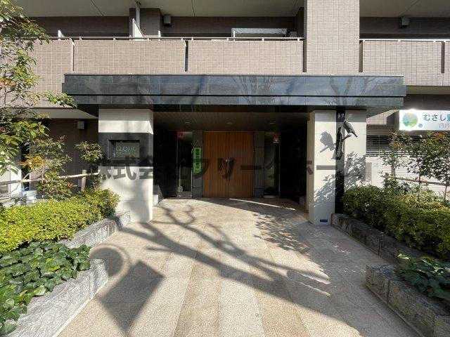 三鷹市下連雀３丁目の賃貸マンションのエントランス