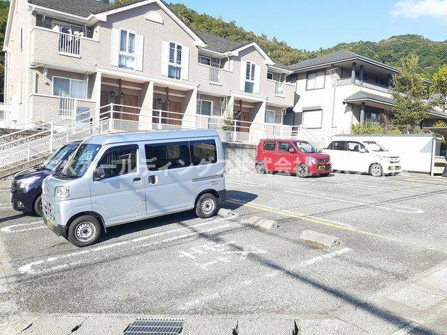 ウッズⅤの駐車場