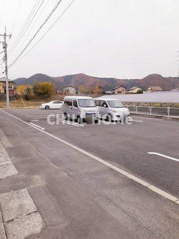 フィールド・ビレッジＢの駐車場|当社、チルホームのHPもご覧ください(^^)/物件情報多数♪