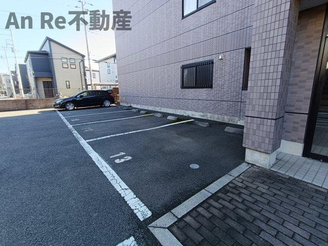 ロイヤルヒルズ KOIZUMIの駐車場