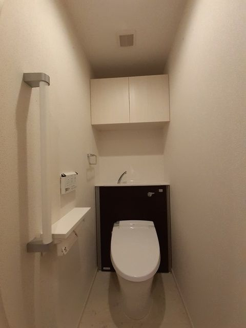 アビタシオン　代々木上原のトイレ|洗浄便座付きトイレには収納も御座います