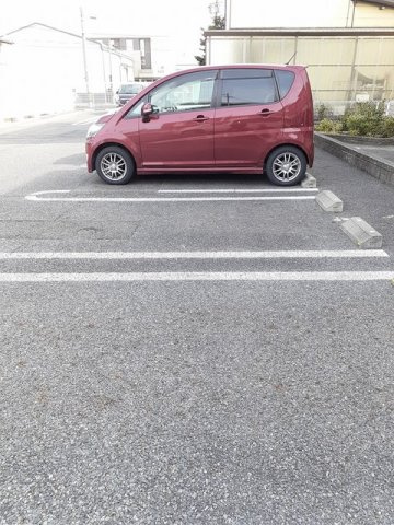 メゾン・ド・ヒルズの駐車場