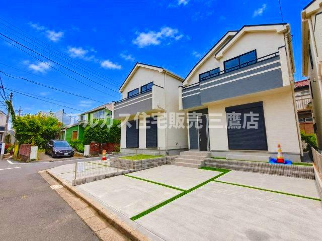 調布市深大寺北町6丁目 中央線 三鷹駅 新築戸建の外観|開放感ある前面道路に面した良好なロケーション。車移動もしやすく、快適な暮らしをサポートする住まいです。