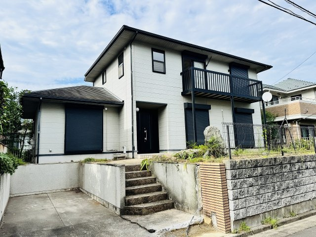 八王子市　片倉町　中古戸建ての外観|～片倉駅徒歩17分　内外装フルリノベ中の再生住宅　庭付き4LDK、ゆとりある邸宅です～