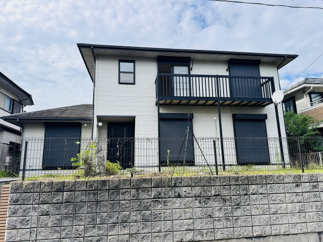 八王子市　片倉町　中古戸建ての外観|～片倉駅徒歩17分　内外装フルリノベ中の再生住宅　庭付き4LDK、ゆとりある邸宅です～