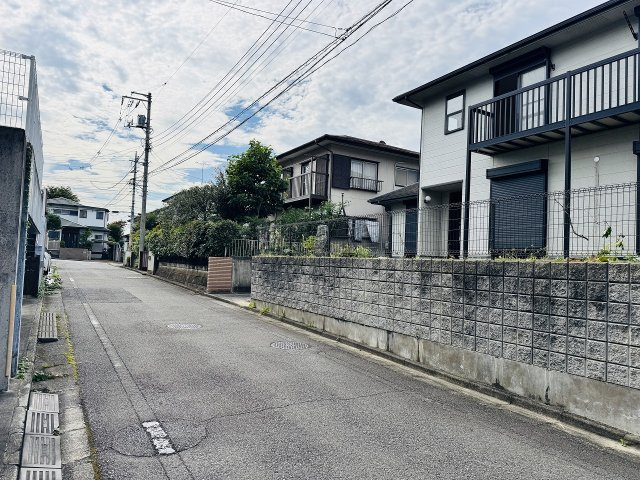 八王子市　片倉町　中古戸建ての前面道路含む現地写真|～南東側5ｍ道路に面しています～