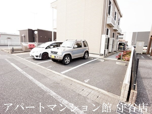レオパレスJGraceみらいの駐車場