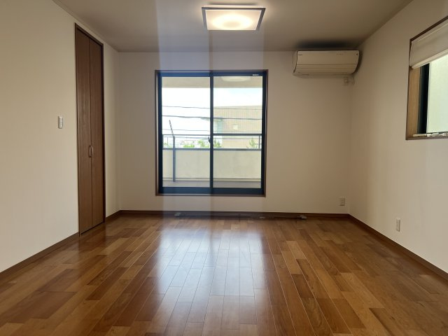 宝塚市小浜２丁目中古戸建の洋室|ゆとりある主寝室は、大きめのベッドを置いても圧迫感を感じにくい広さ。落ち着いた時間を過ごせるプライベート空間です。