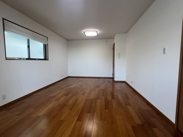 宝塚市小浜２丁目中古戸建の洋室|一日の終わりを、ゆとりある空間で。11.3帖の広々とした主寝室。