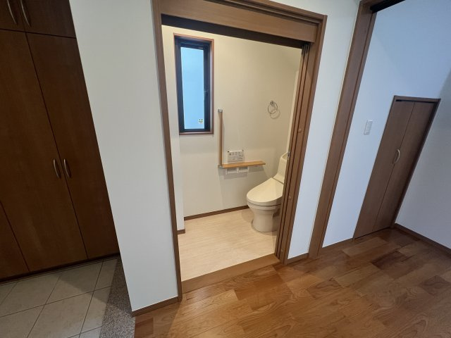 宝塚市小浜２丁目中古戸建のトイレ|清潔感のあるトイレには手すりも設置。小さなお子様からご年配の方まで安心してお使いいただける配慮ある仕様です。