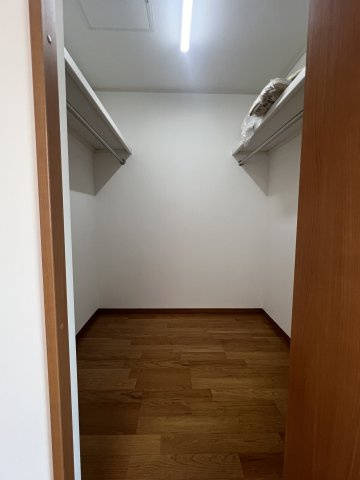 宝塚市小浜２丁目中古戸建の収納|ウォークインクローゼットを2カ所設置。衣類や季節用品、趣味の道具までしっかり収納でき、住空間をすっきり保てます。