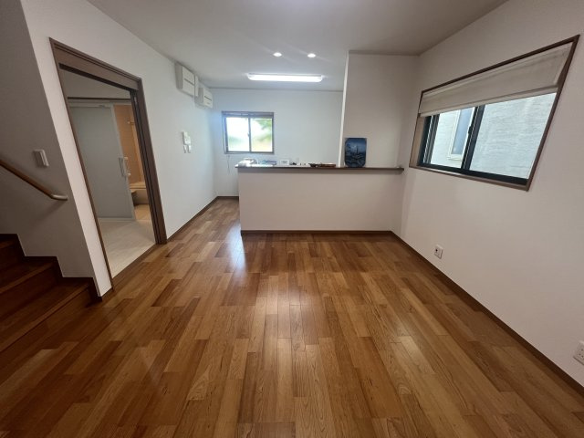 宝塚市小浜２丁目中古戸建の居間・リビング|陽当たり良好の14.6帖のリビング