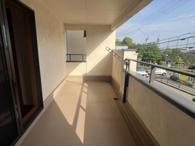 宝塚市小浜２丁目中古戸建のバルコニー|ゆとりあるインナーバルコニーは、屋根付きで天候を気にせず洗濯物やお布団も干しやすい設計。南側へ開けた眺望と心地よい陽当たり・風通しが、毎日の暮らしにゆとりをもたらします。