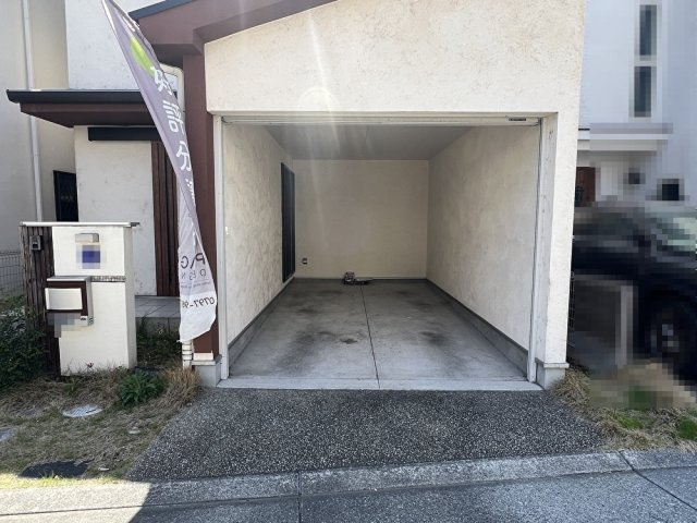 宝塚市小浜２丁目中古戸建の駐車場|電動シャッター付きビルトインガレージを採用。雨の日でも濡れずに乗り降りでき、大切なお車を風雨からしっかり守ります。