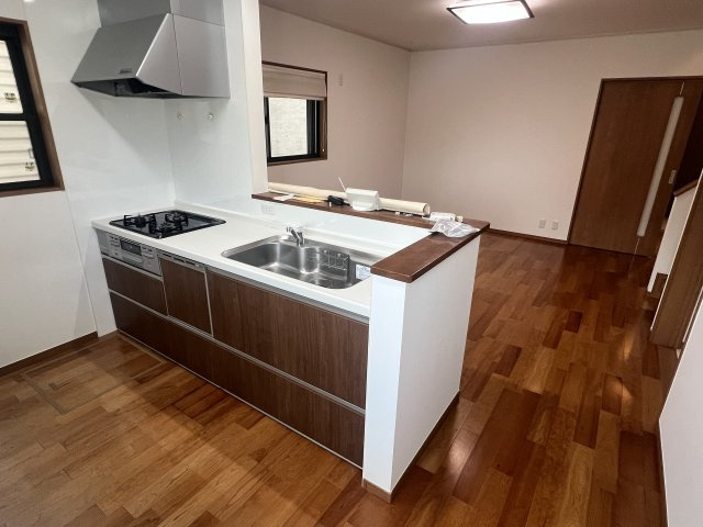 宝塚市小浜２丁目中古戸建のキッチン|リビングを見渡せる開放的な対面キッチン。ご家族との会話を楽しみながら料理ができ、お子様の様子も見守れる安心設計。収納力も備え、毎日の家事を快適にサポートします。