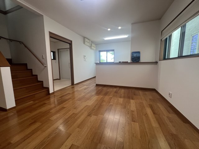 宝塚市小浜２丁目中古戸建の居間・リビング|開放感あふれるLDK。ご家族との団らんや、ご友人を招いてのホームパーティーもゆったり楽しめる広さです。