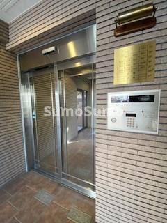 ウェルコート岡本のエントランス